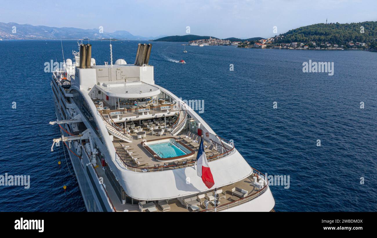 Nave da crociera LE LYRIAL ancorata nell'isola e nella città di Korcula