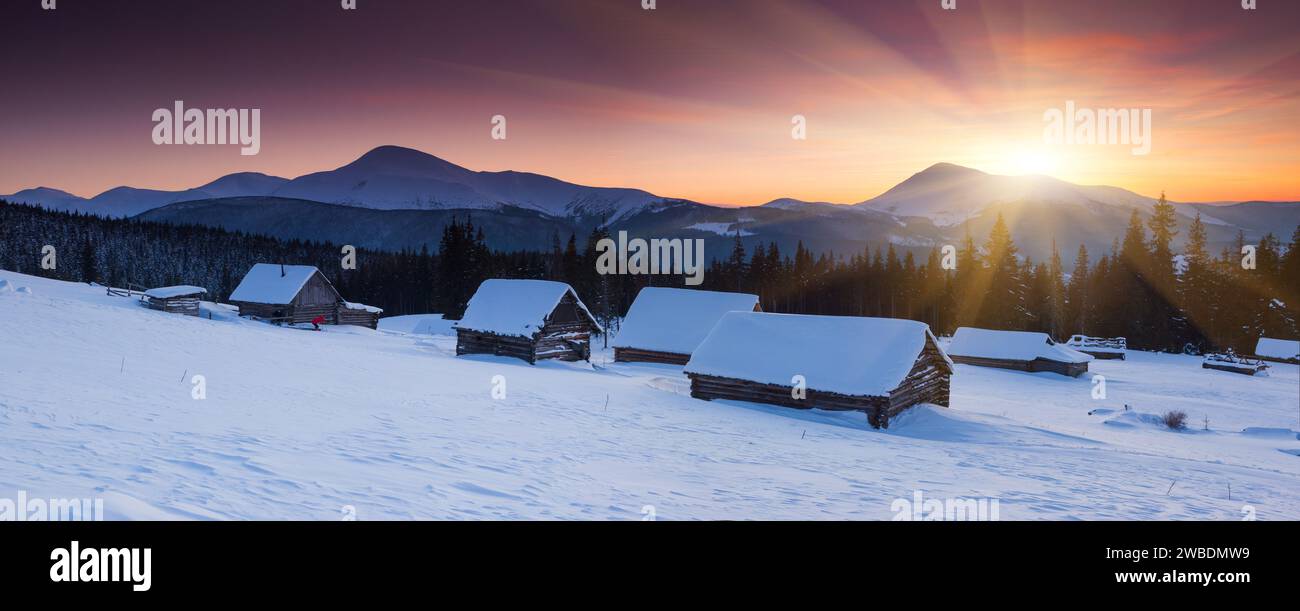 Maestoso tramonto nel paesaggio montano. Carpazi, Ucraina. Foto Stock
