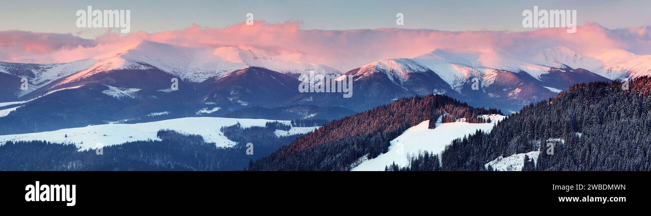 Maestoso tramonto in inverno le montagne paesaggio. Immagine hdr Foto Stock