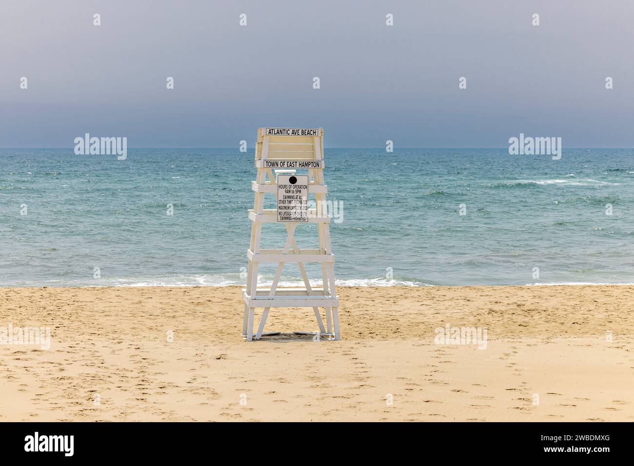 guardia di salvataggio vuota sulla spiaggia di atlantic avenue Foto Stock