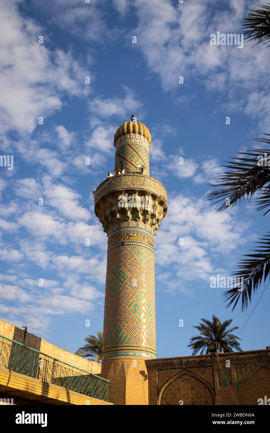 Minareto piastrellato, Santuario dello sceicco Umar Suhrawardi, Baghdad , Iraq Foto Stock