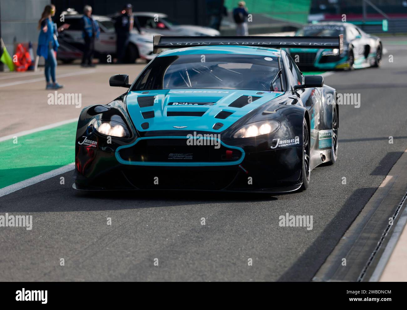 Claude Bovet e David McDonald's, White, Black and Grey, 2017, Aston Martin GT3, uscita dalla pit Lane alla partenza di Masters Legends Endurance Race Foto Stock