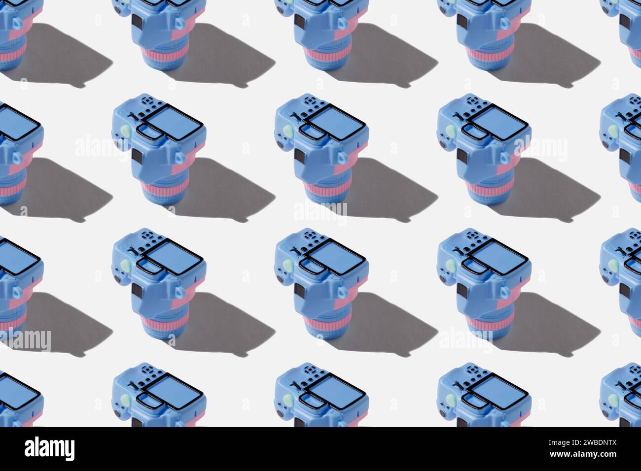 Pattern con fotocamera su sfondo color pastello Foto Stock