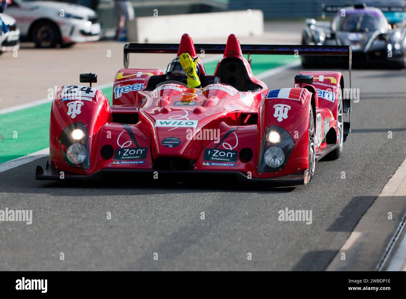 Mike Furness's Red, 2007, Courage LC75, esce dalla pit Lane all'inizio della Masters Legends Endurance Race Foto Stock
