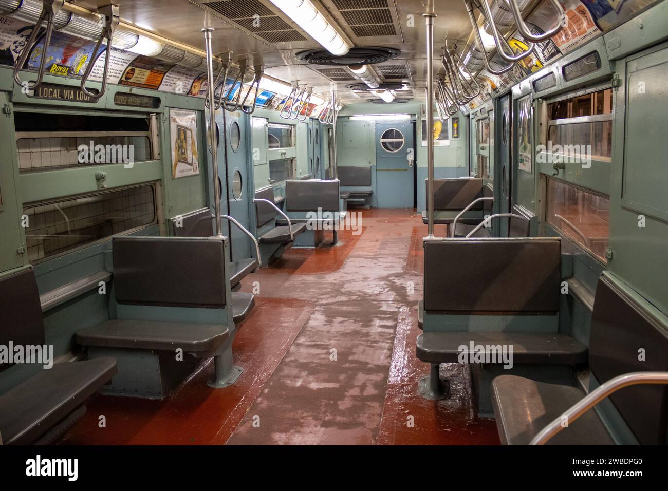 Il fascino vintage di una vecchia metropolitana di New York al Transit Museum di Brooklyn, New York, Stati Uniti Foto Stock