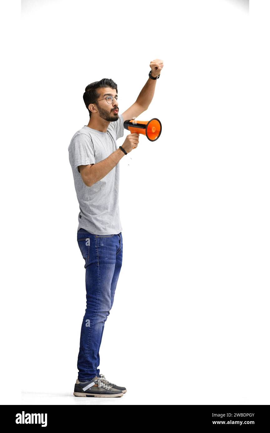 Un uomo, su sfondo bianco, a piena altezza, con un megafono Foto Stock