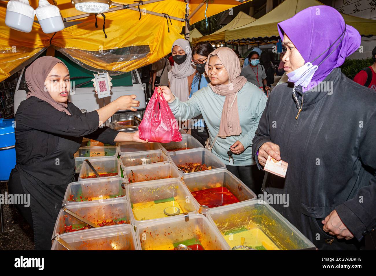 Malesia, Kuala lumpur, Street food e clienti Foto Stock