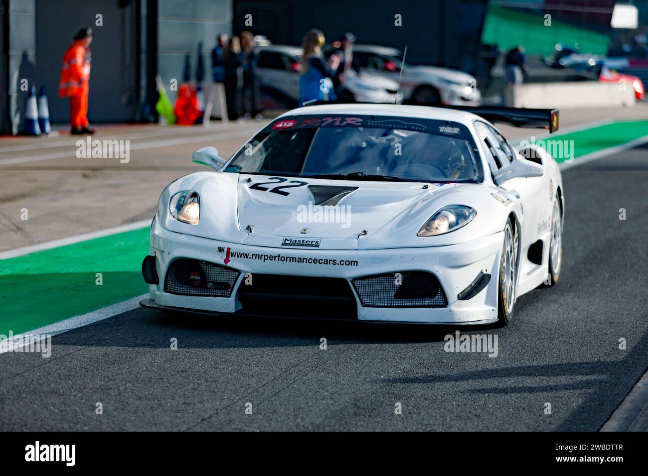 Vance Kearney e Richard Dougal's White, 2010, Ferrari 430 GT3, uscendo dalla pit Lane all'inizio della Masters Legends Endurance Race. Foto Stock