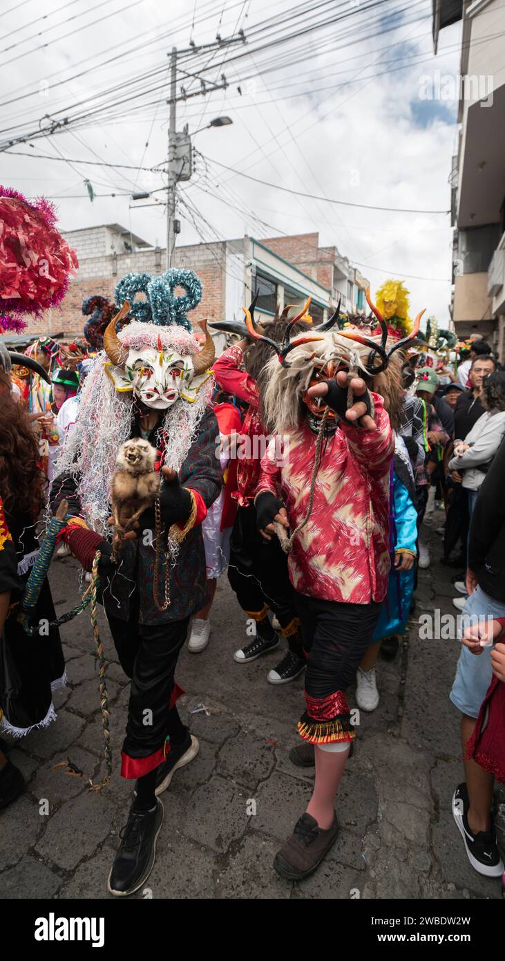 Pillaro, Tungurahua / Ecuador - 6 gennaio 2024: Folla di persone vestite da diavoli che sfilano nella tradizionale Diablada Pillarena, la città di Pillaro - Foto Stock