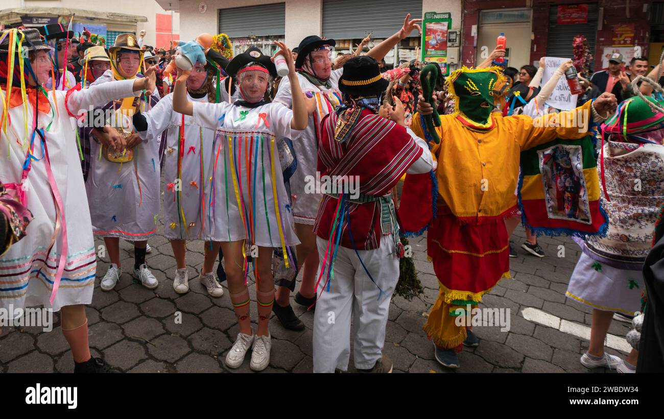 Pillaro, Tungurahua / Ecuador - 6 gennaio 2024: Uomini vestiti come Guarichas sfilano nella tradizionale Diablada Pillarena nel mezzo della folla Foto Stock