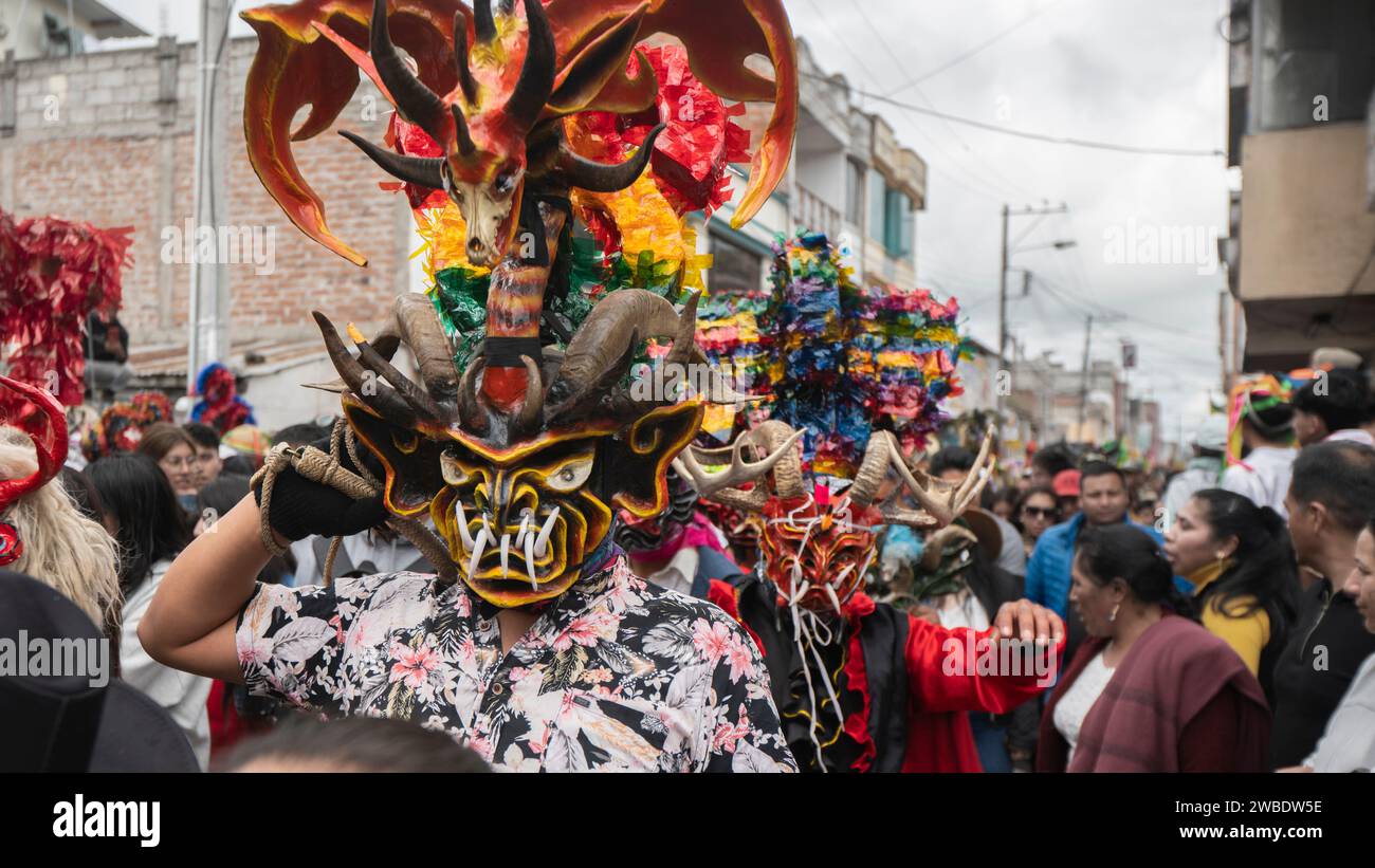 Pillaro, Tungurahua / Ecuador - 6 gennaio 2024: Persone vestite da diavoli sfilano nella tradizionale Diablada Pillarena nel mezzo della folla Foto Stock