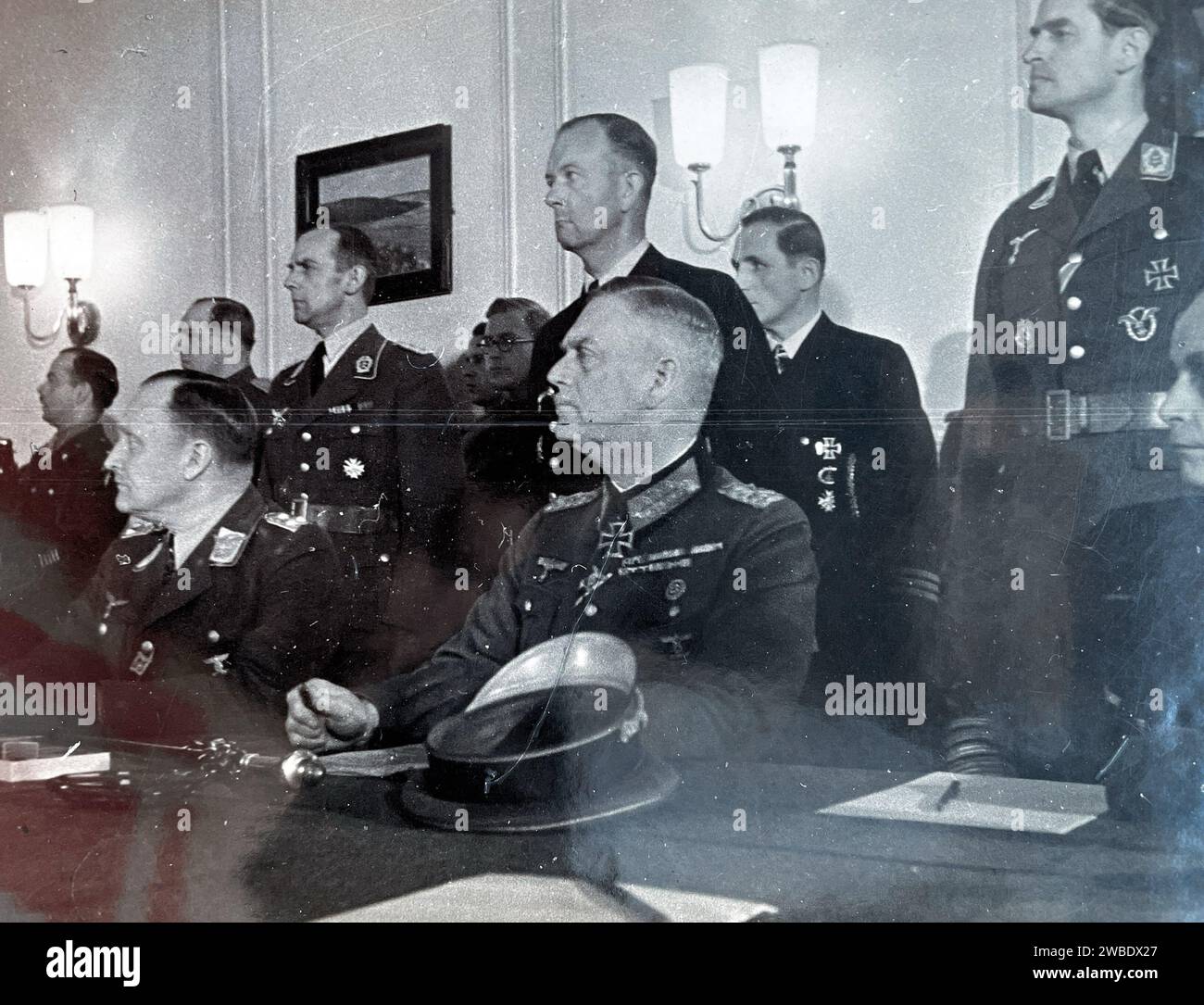 WILHELM KEITEL (1882-1946) al centro ascoltando i termini della resa a Berlino, l'8 maggio 1945, prima di firmare per conto dell'esercito tedesco. Foto: SIB Foto Stock
