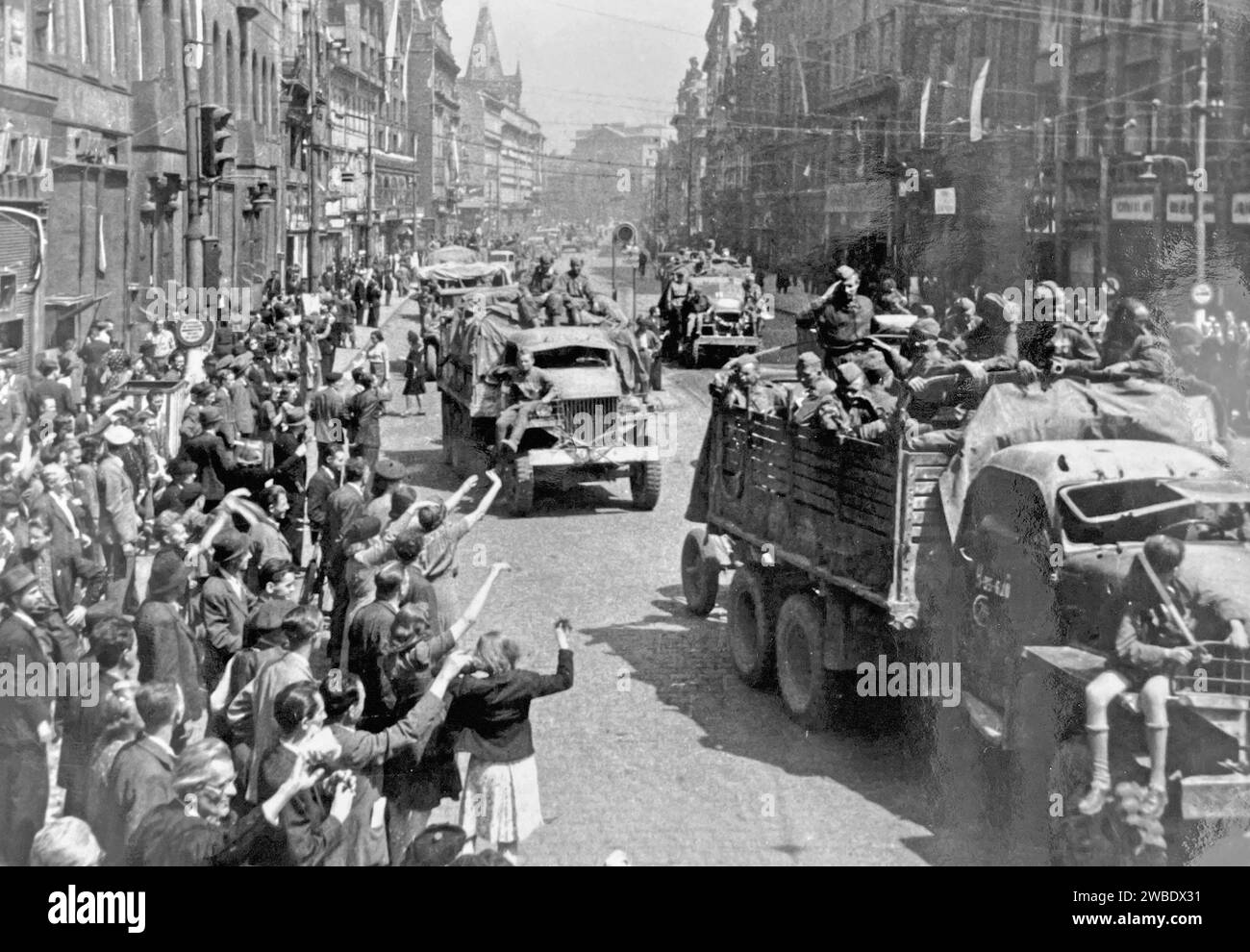 L'ESERCITO ROSSO entra a Praga, in Cecoslovacchia, il 9 maggio 1945. Ph0to: SIB Foto Stock