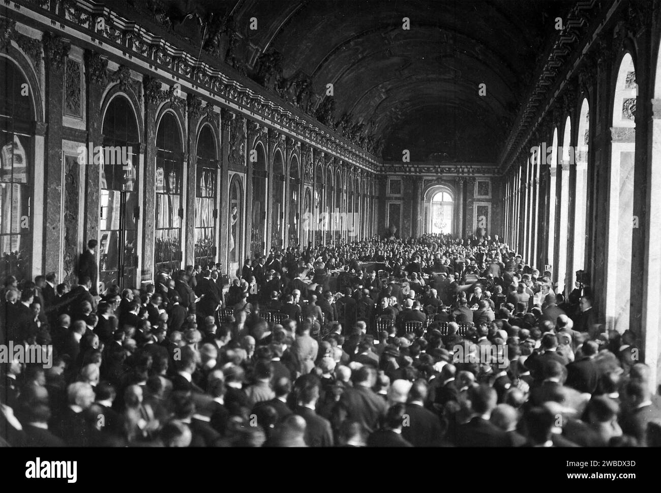 TRATTATO DI PACE DI VERSAILLES DEL 1919. L'interno del Palais des Glaces durante la firma dei termini di pace il 6 giugno 1919. Foto Stock