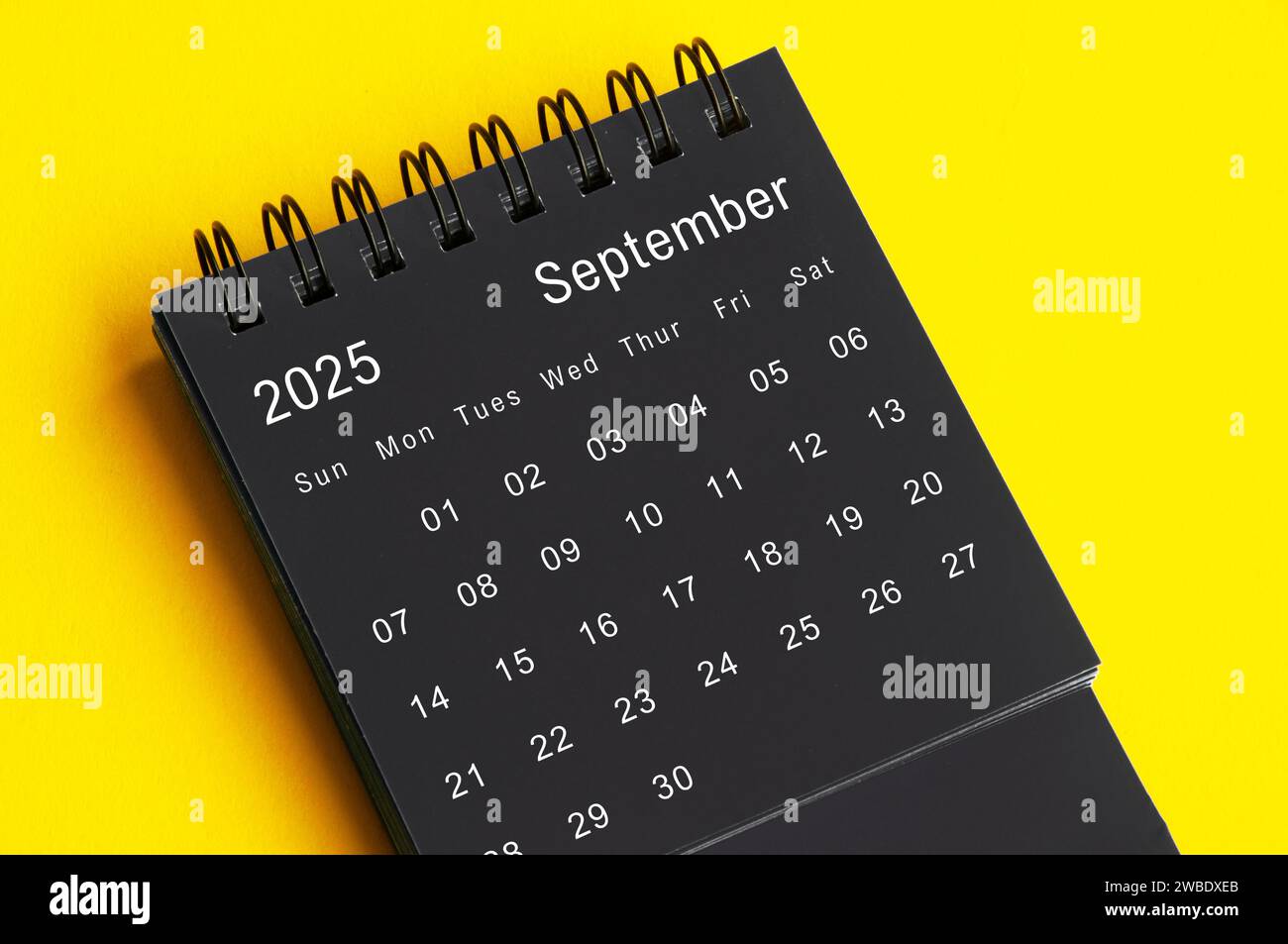 Settembre 2025 calendario da tavolo bianco e nero su sfondo giallo di copertina. Concetto di calendario. Foto Stock