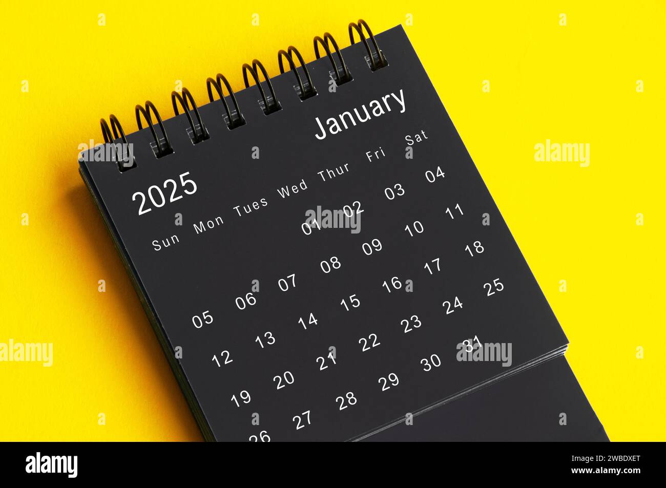 Gennaio 2025 calendario da tavolo in bianco e nero su sfondo di copertina giallo. Concetto di calendario. Foto Stock