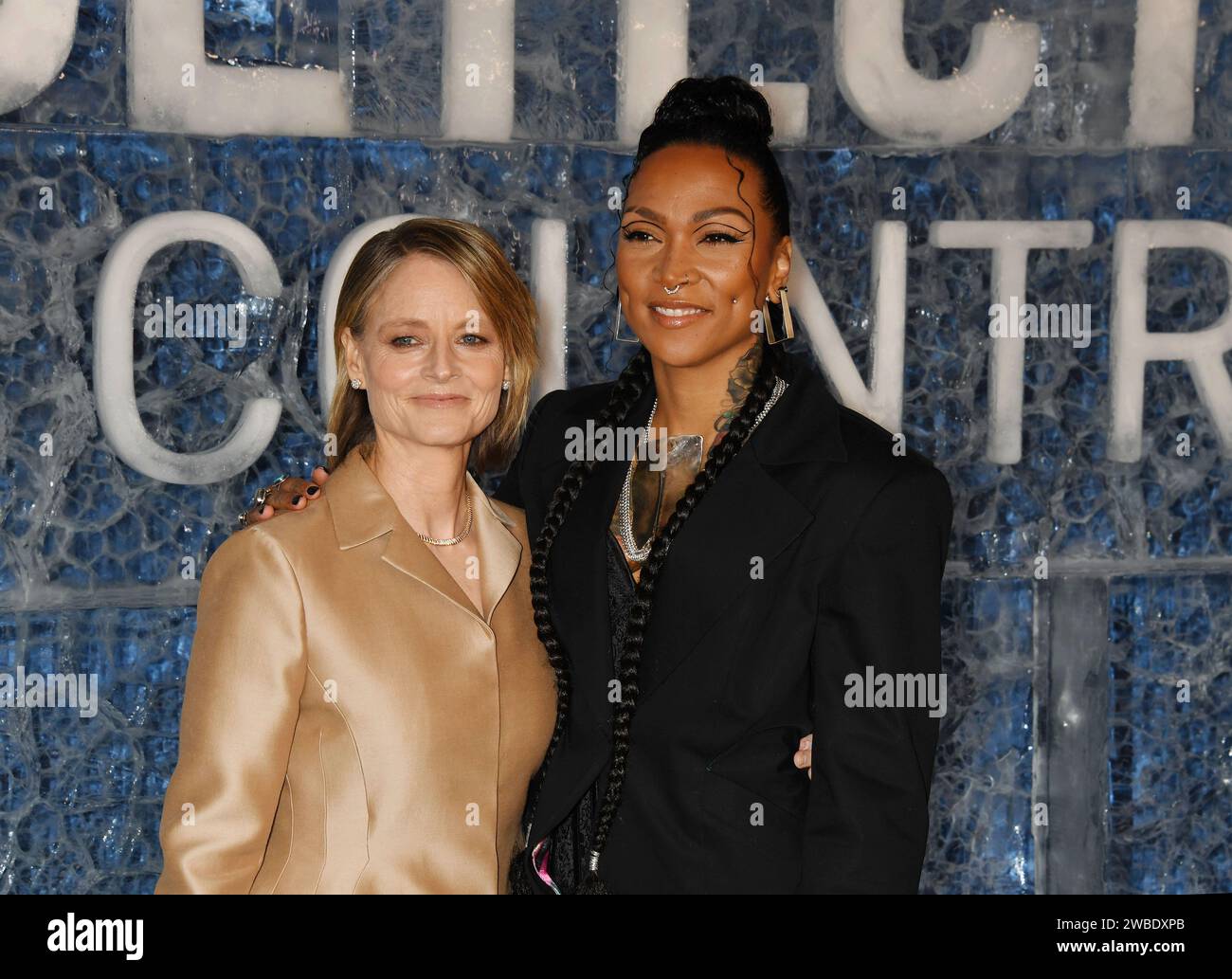 Los Angeles, California, USA. 9 gennaio 2024. (L-R) Jodie Foster e Kali Reis assistono alla prima di Los Angeles della Warner Bros. "True Detective: Night Country" al Paramount Theatre il 9 gennaio 2024 a Los Angeles, California. Crediti: Jeffrey Mayer/JTM Photos/Media Punch/Alamy Live News Foto Stock