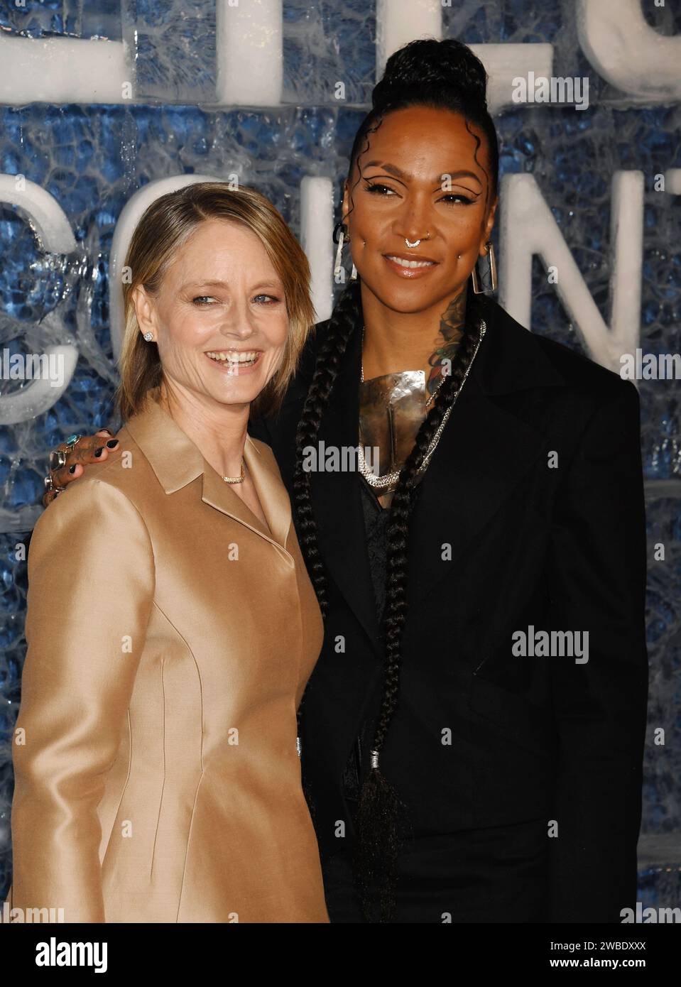 Los Angeles, California, USA. 9 gennaio 2024. (L-R) Jodie Foster e Kali Reis assistono alla prima di Los Angeles della Warner Bros. "True Detective: Night Country" al Paramount Theatre il 9 gennaio 2024 a Los Angeles, California. Crediti: Jeffrey Mayer/JTM Photos/Media Punch/Alamy Live News Foto Stock