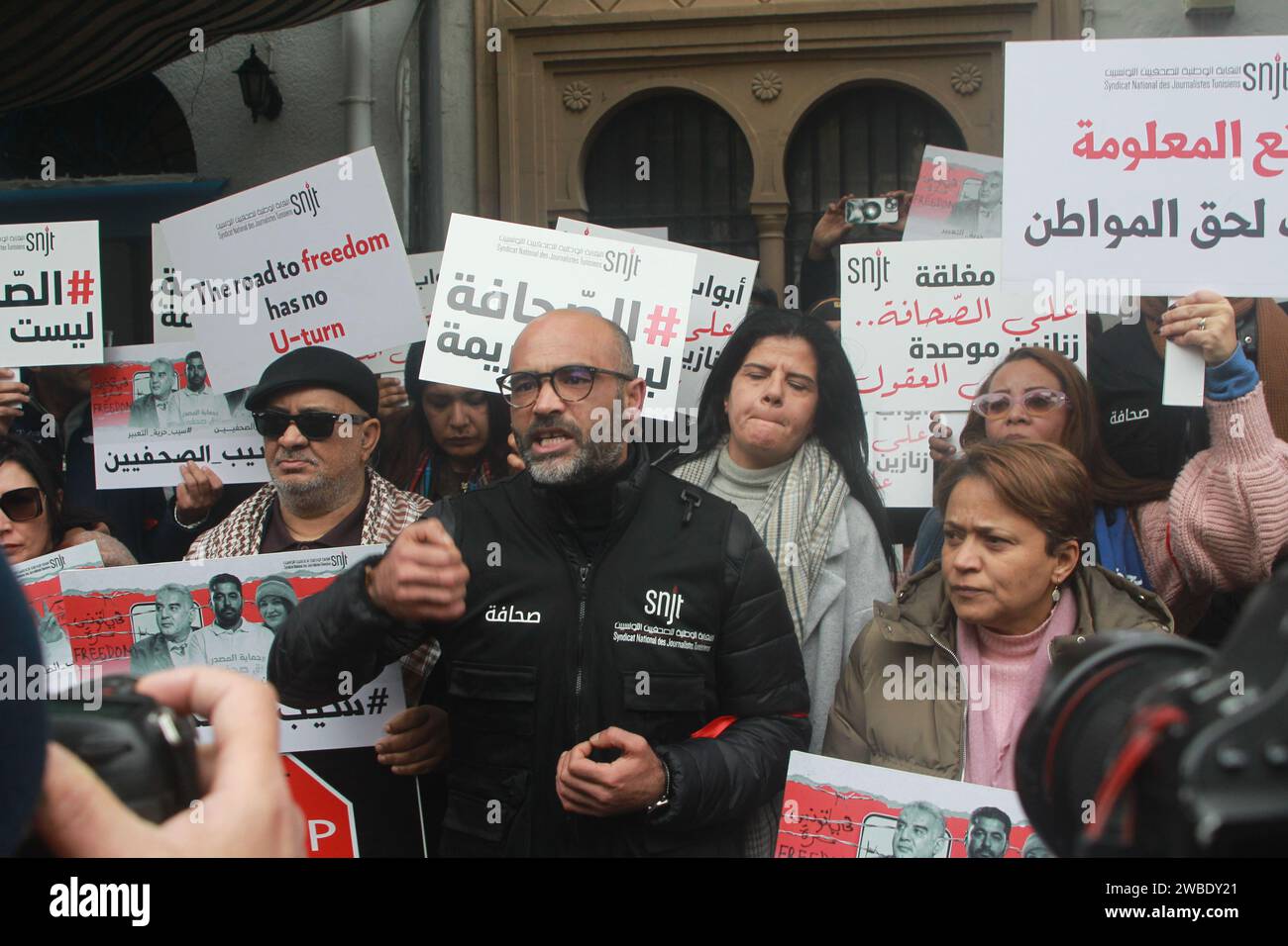 Tunisi, Tunisia. 10 gennaio 2024. L'unione nazionale dei giornalisti tunisini (SNJT) ha annunciato mercoledì 10 gennaio l'organizzazione di un movimento di protesta davanti al tribunale di primo grado di Tunisi. Si tratta, secondo la stessa fonte, di una dimostrazione di solidarietà nei confronti dei giornalisti arrestati, tra cui: Zied El Heni, Chadha Hadj Mbarek e Khelifa Guesmi. i manifestanti sono chiamati a indossare la fascia da braccio rossa, indica l'SNJT. (Immagine di credito: © Chokri Mahjoub/ZUMA Press Wire) SOLO USO EDITORIALE! Non per USO commerciale! Foto Stock