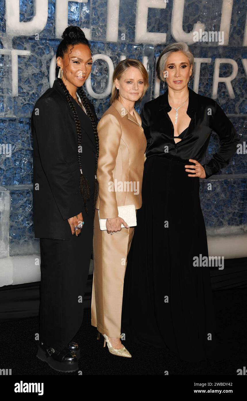Los Angeles, California, USA. 9 gennaio 2024. (L-R) Kali Reis, Jodie Foster e Issa López assistono alla prima di Los Angeles della Warner Bros.' "True Detective: Night Country" al Paramount Theatre il 9 gennaio 2024 a Los Angeles, California. Crediti: Jeffrey Mayer/JTM Photos/Media Punch/Alamy Live News Foto Stock