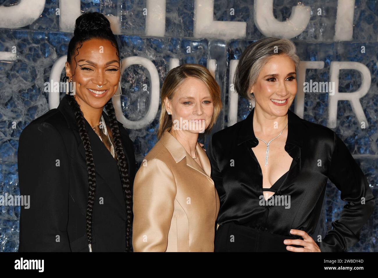 Los Angeles, California, USA. 9 gennaio 2024. (L-R) Kali Reis, Jodie Foster e Issa López assistono alla prima di Los Angeles della Warner Bros.' "True Detective: Night Country" al Paramount Theatre il 9 gennaio 2024 a Los Angeles, California. Crediti: Jeffrey Mayer/JTM Photos/Media Punch/Alamy Live News Foto Stock