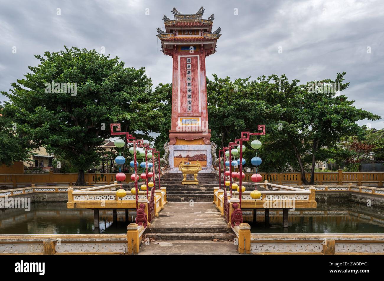 Un antico monumento cinese, a Hoi An, nel centro di Vietman. Un posto dove ricordare personaggi famosi ed eroi di Quang Nam. Foto Stock