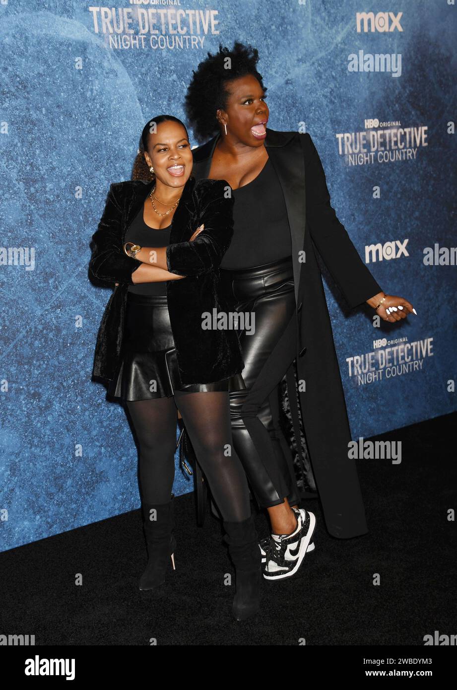 Los Angeles, California, USA. 9 gennaio 2024. (L-R) Nefetari Spencer e Leslie Jones assistono alla prima di Los Angeles della Warner Bros. "True Detective: Night Country" al Paramount Theatre il 9 gennaio 2024 a Los Angeles, California. Crediti: Jeffrey Mayer/JTM Photos/Media Punch/Alamy Live News Foto Stock