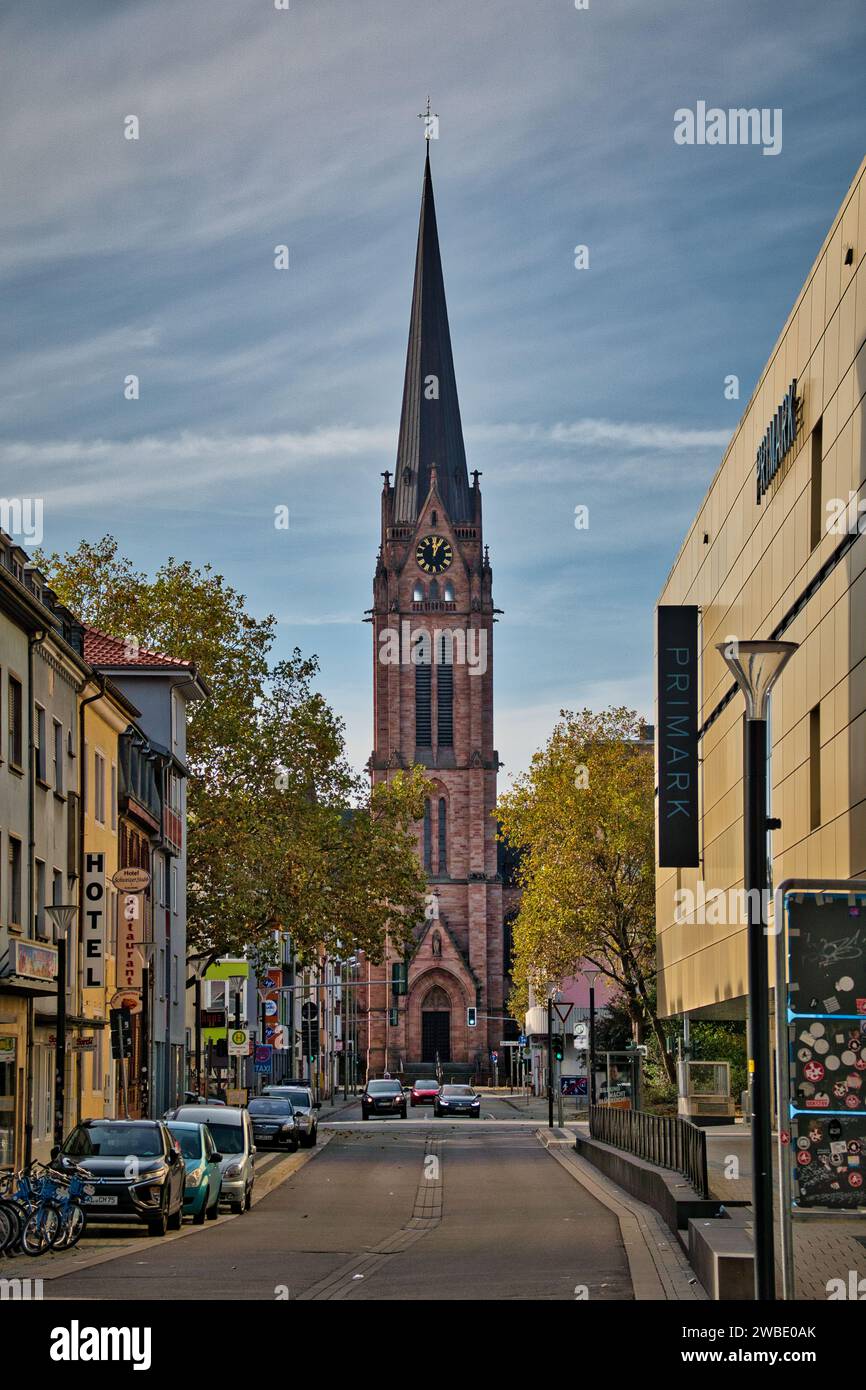 Una splendida vista degli edifici di Kaiserslautern, Germania, in una giornata di sole Foto Stock