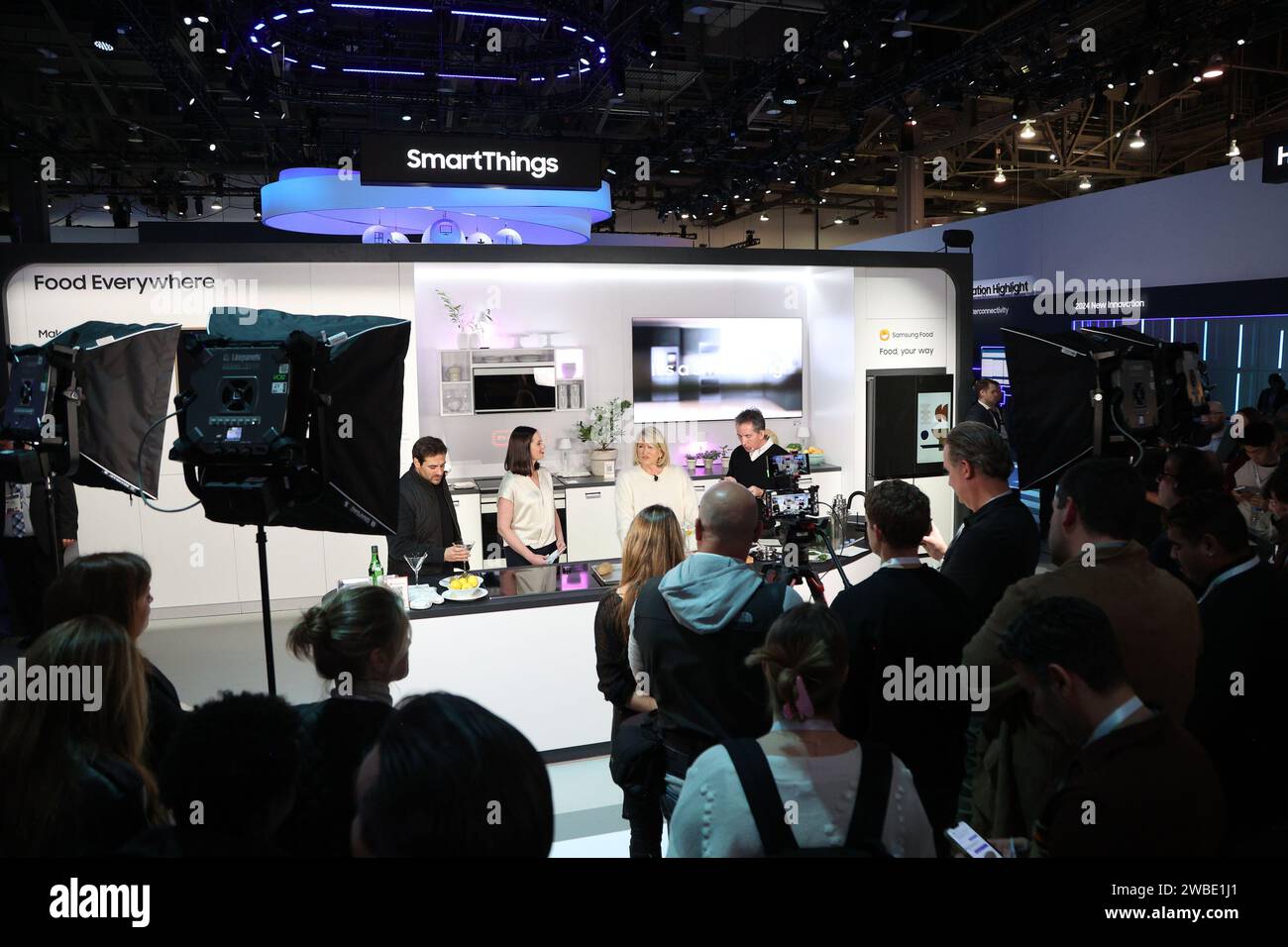 Las Vegas, Stati Uniti. 9 gennaio 2024. Un'ampia veduta della famosa chef Martha Stewart (2° da destra), che filma una dimostrazione di cucina presso lo stand Samsung, durante il CES internazionale 2024, al Las Vegas Convention Center di Las Vegas, Nevada martedì 9 gennaio 2024. Foto di James Atoa/UPI credito: UPI/Alamy Live News Foto Stock