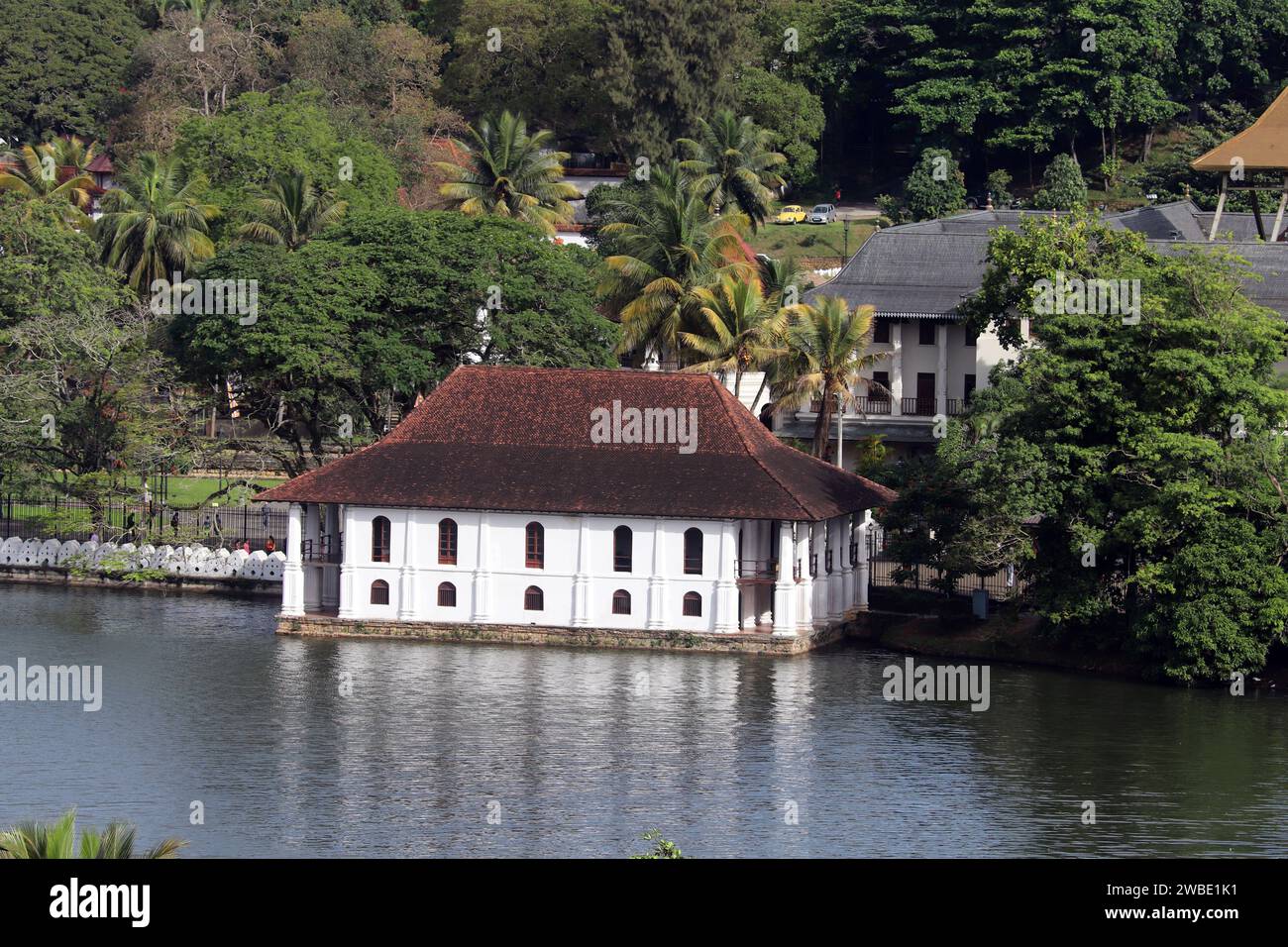 Antico bagno reale e lago, Kandy, Sri Lanka. Foto Stock