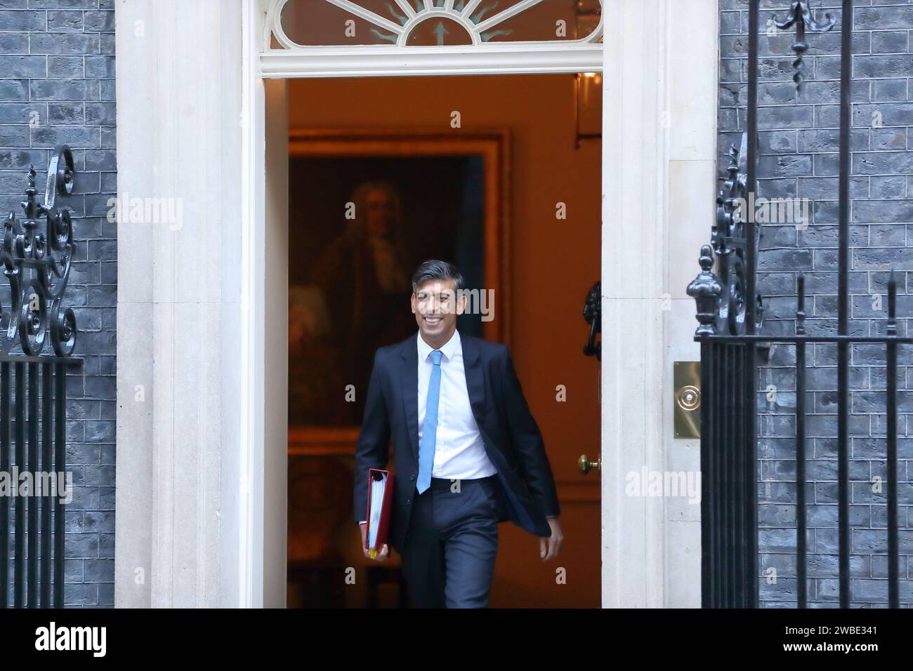 Londra, Regno Unito. 10 gennaio 2024. Il primo ministro britannico Rishi Sunak lascia il numero 10 di Downing Street per partecipare alle domande settimanali del primo ministro PMQ al Parlamento. Crediti: Uwe Deffner/Alamy Live News Foto Stock