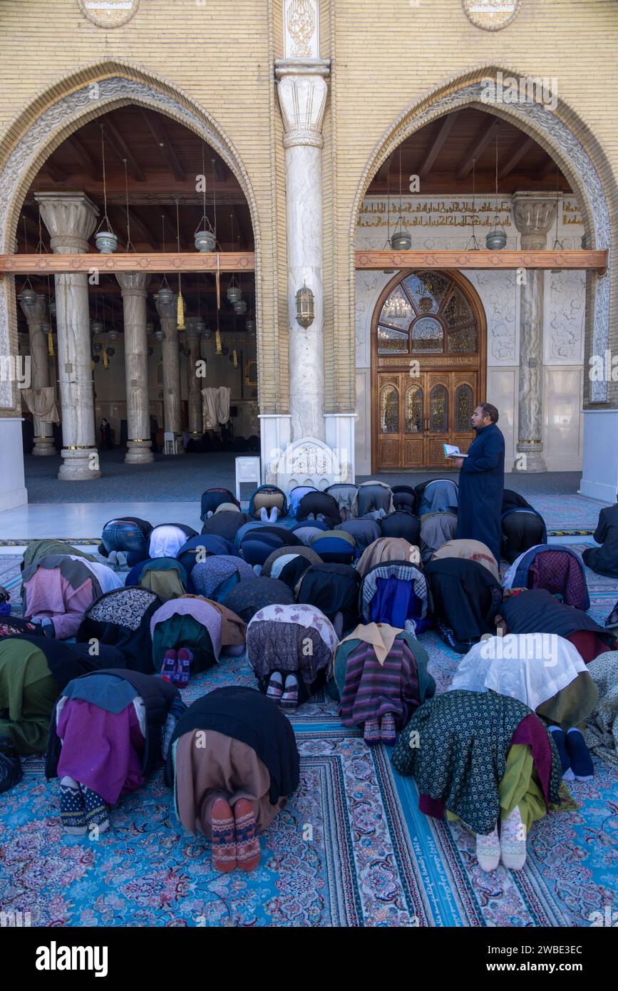 Pellegrini femminili che pregano nel cortile della grande Moschea di Kufa, Iraq Foto Stock