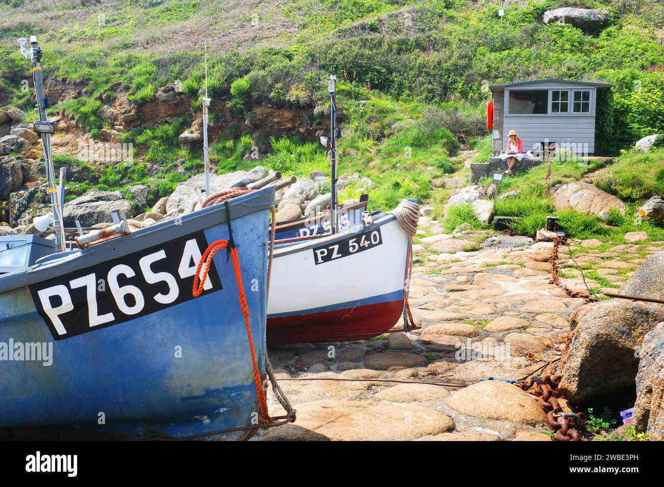 Donna turistica che dipinge le barche a Penberth, Cornovaglia, Regno Unito - John Gollop Foto Stock