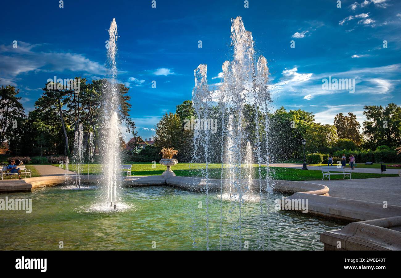 Vista della fontana del Palazzo Festetics, situata a Keszthely, Zala, Ungheria. Foto Stock