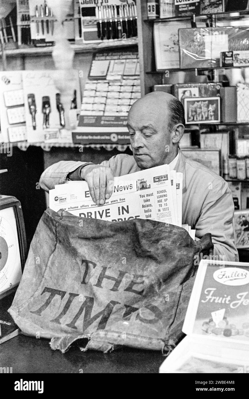 Otto Persson che raccoglie i giornali serali presso l'edicola, Tobacconist & Post Office, Lordship Lane, Tottenham, Londra Regno Unito - mercoledì 8 gennaio 1969 Foto Stock