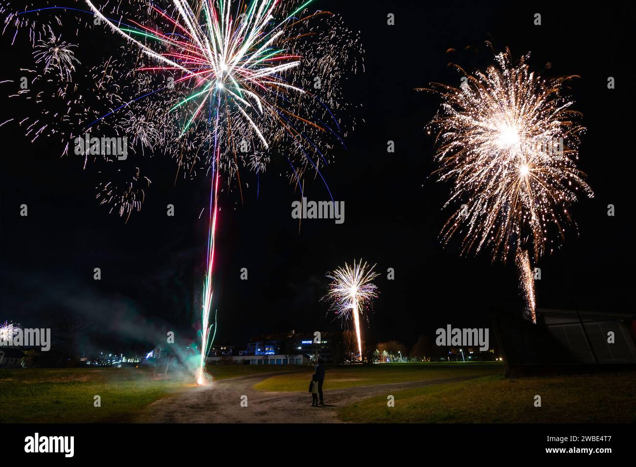 Io e mio figlio siamo fermi e attenti a guardare i fuochi d'artificio da lontano e a celebrare il nuovo anno 2024. Le esplosioni sono state davvero spettacolari Foto Stock
