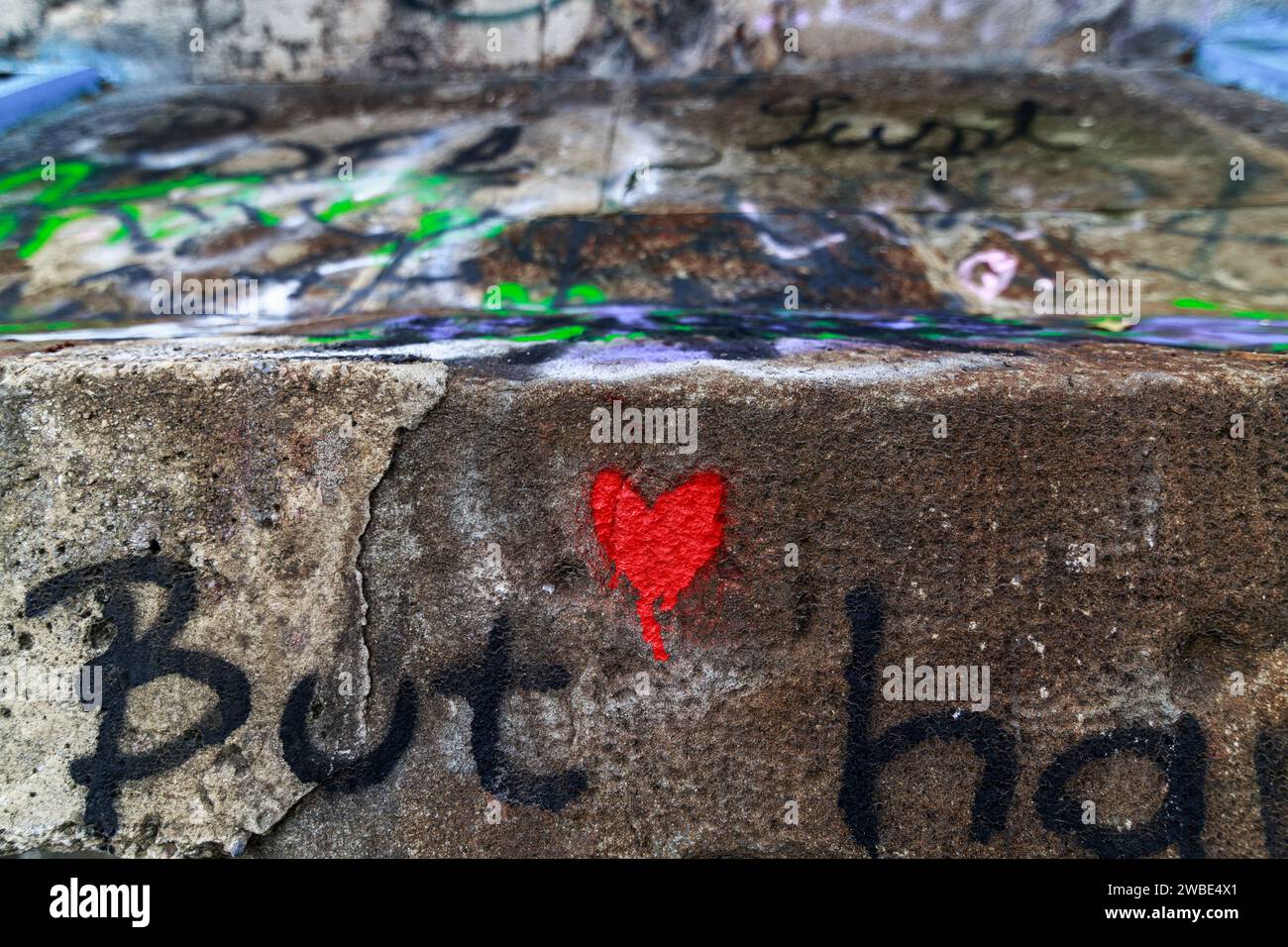Un cuore di graffiti dipinto a spugna su un muro della città di Maribor. Qualcuno ha espresso il suo amore facendolo. Il muro è sotto un ponte ferroviario. CE ne sono molte Foto Stock