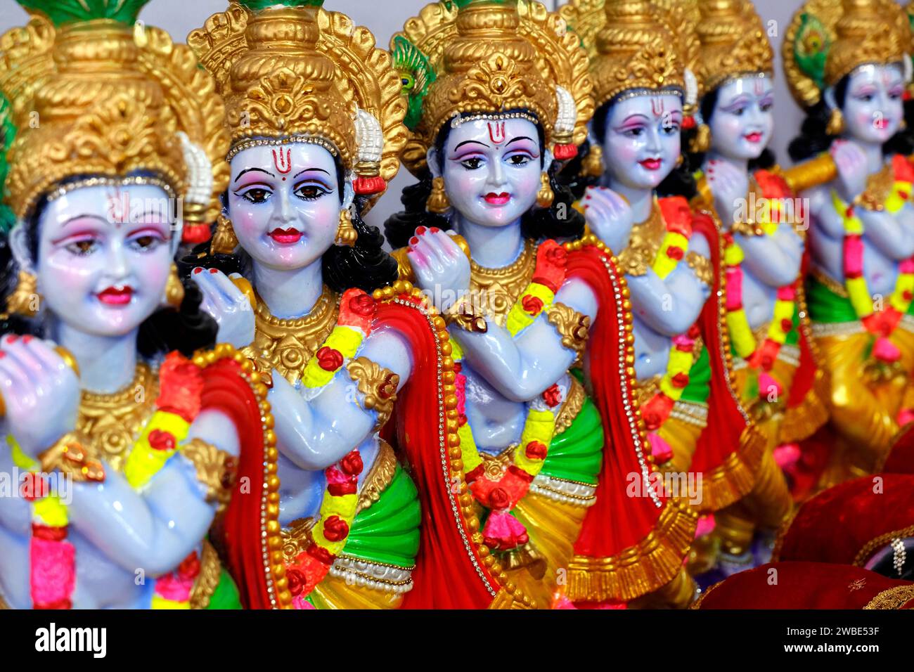 Il Dio indù, Lord Krishna Idol in vendita al mercato di Pune, Maharashtra, India. Foto Stock