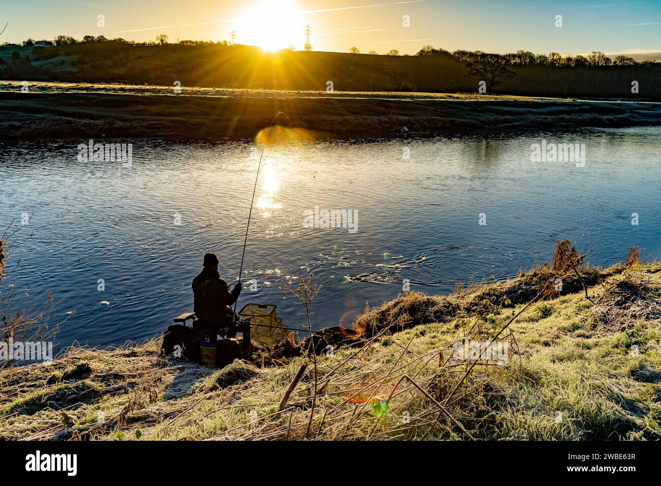 Pesca sul fiume Ribble, Ribchester, Lancashire, Regno Unito in una giornata gelida. Foto Stock