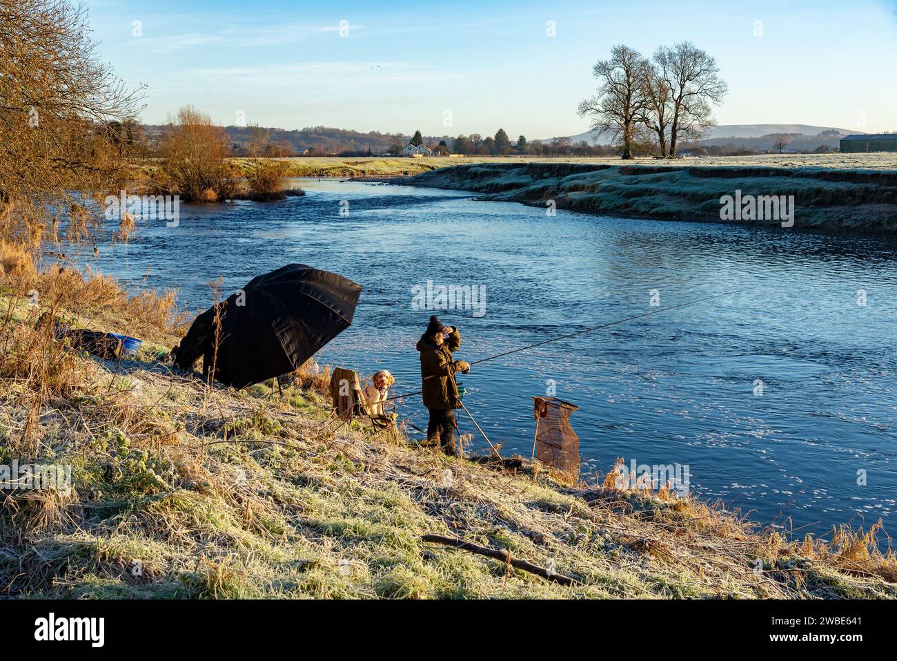 Pesca sul fiume Ribble, Ribchester, Lancashire, Regno Unito in una giornata gelida. Foto Stock