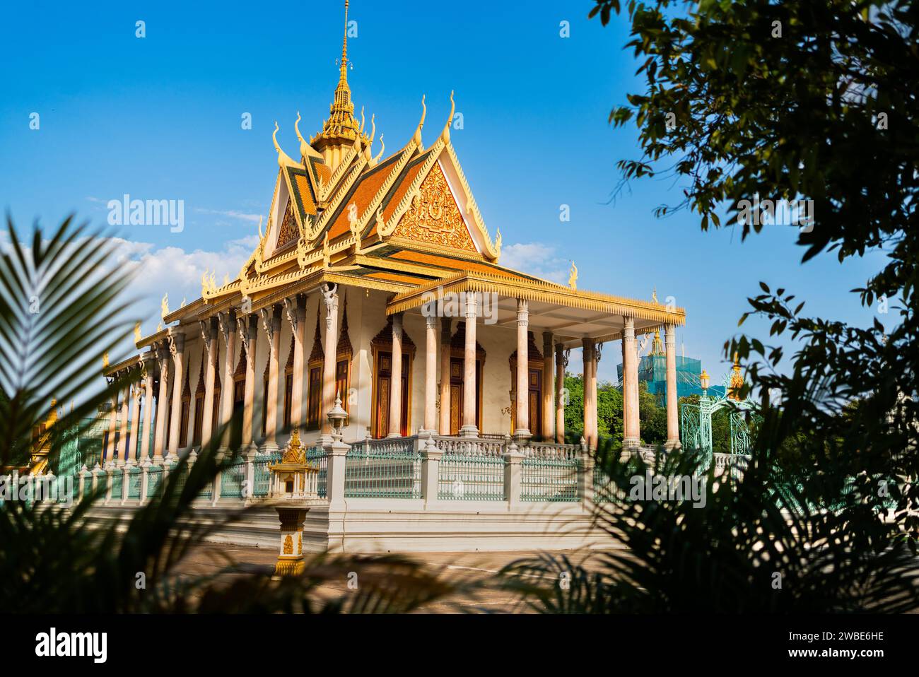 Phnom Penh, Cambogia. Palazzo reale, Pagoda d'Argento. Viaggi e turismo in Asia. Punto di riferimento della cultura buddista. Attrazione turistica nella capitale. Foto Stock