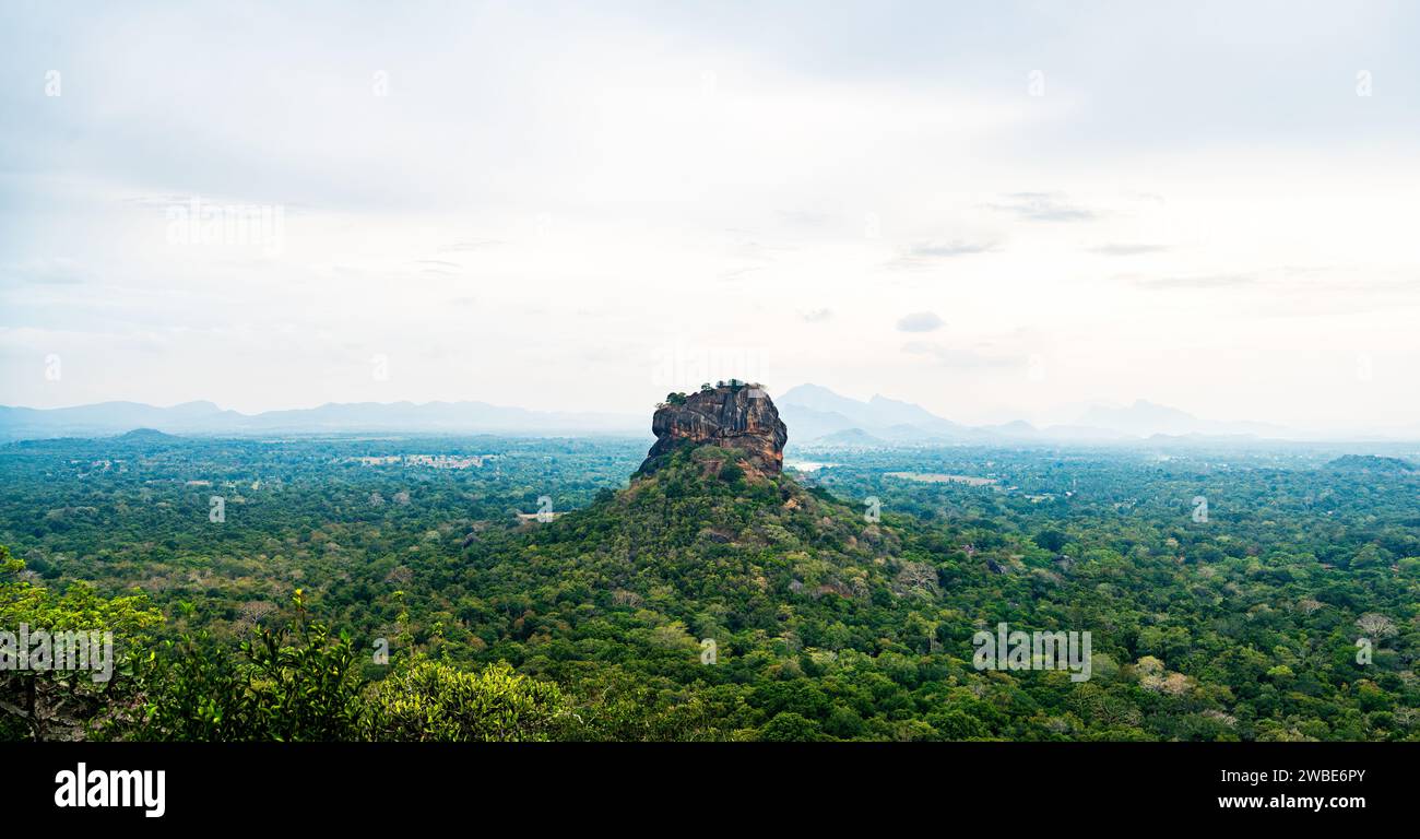 Sigiriya, Sri Lanka. Lion's Rock dal monte Pidurangala. Fortezza, tempio e monumento. Vista panoramica su uno splendido paesaggio. Sito patrimonio mondiale dell'umanità. Foto Stock