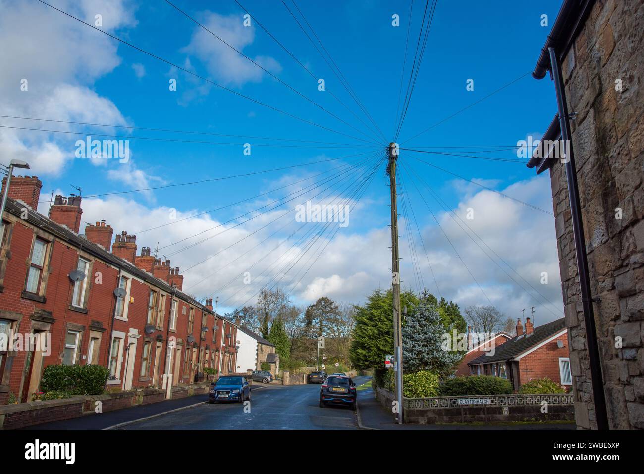 Palo per telegrafo con cavi telefonici, Ribchester, Lancashire, Regno Unito. Foto Stock