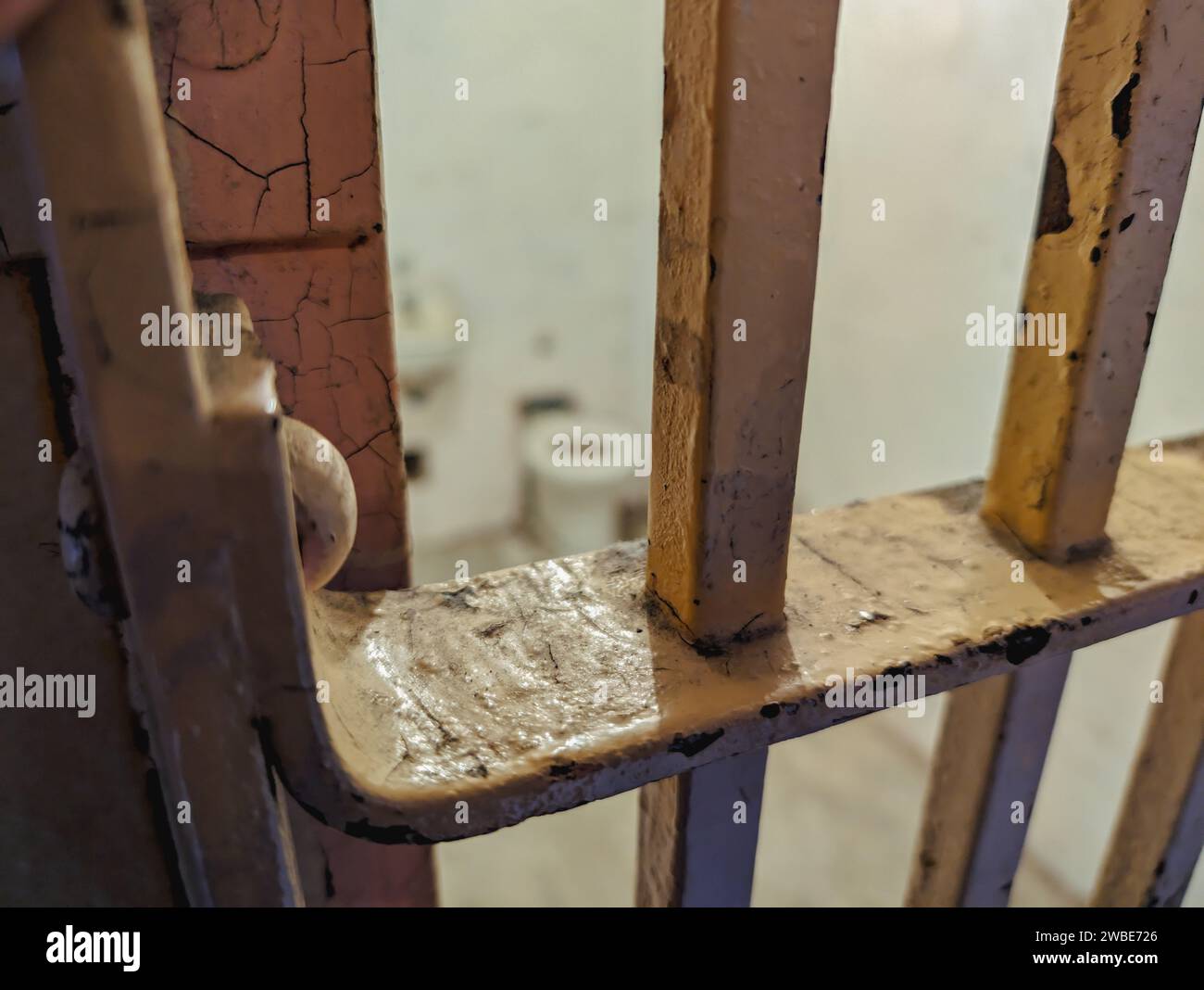 Le vecchie barre di metallo di una porta in una prigione Foto Stock