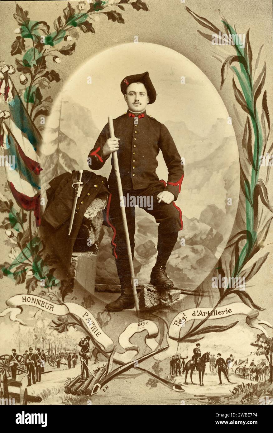 Monolocale a figura intera Ritratto di "Chasseur Alpin" francese o soldato alpino. Vintage o Historic Studio o foto ricordo c1900. Foto Stock