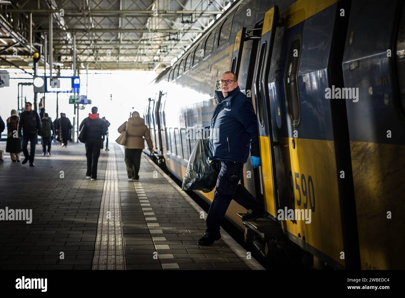 EINDHOVEN - il personale pulisce un treno. Secondo l'NS, la carenza di personale porta a treni NS sporchi, sia all'interno che all'esterno. L'NS sta cercando modi per pulire i treni in modo più rapido ed efficace. ANP ROB ENGELAAR netherlands Out - belgium Out Foto Stock