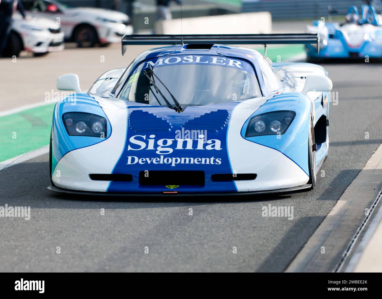 The Blue and White, 2008, Mosler MT900R, di Michael McInerney e Sean McInerney, uscendo dalla pit Lane all'inizio dei Masters Endurance Legends. Foto Stock