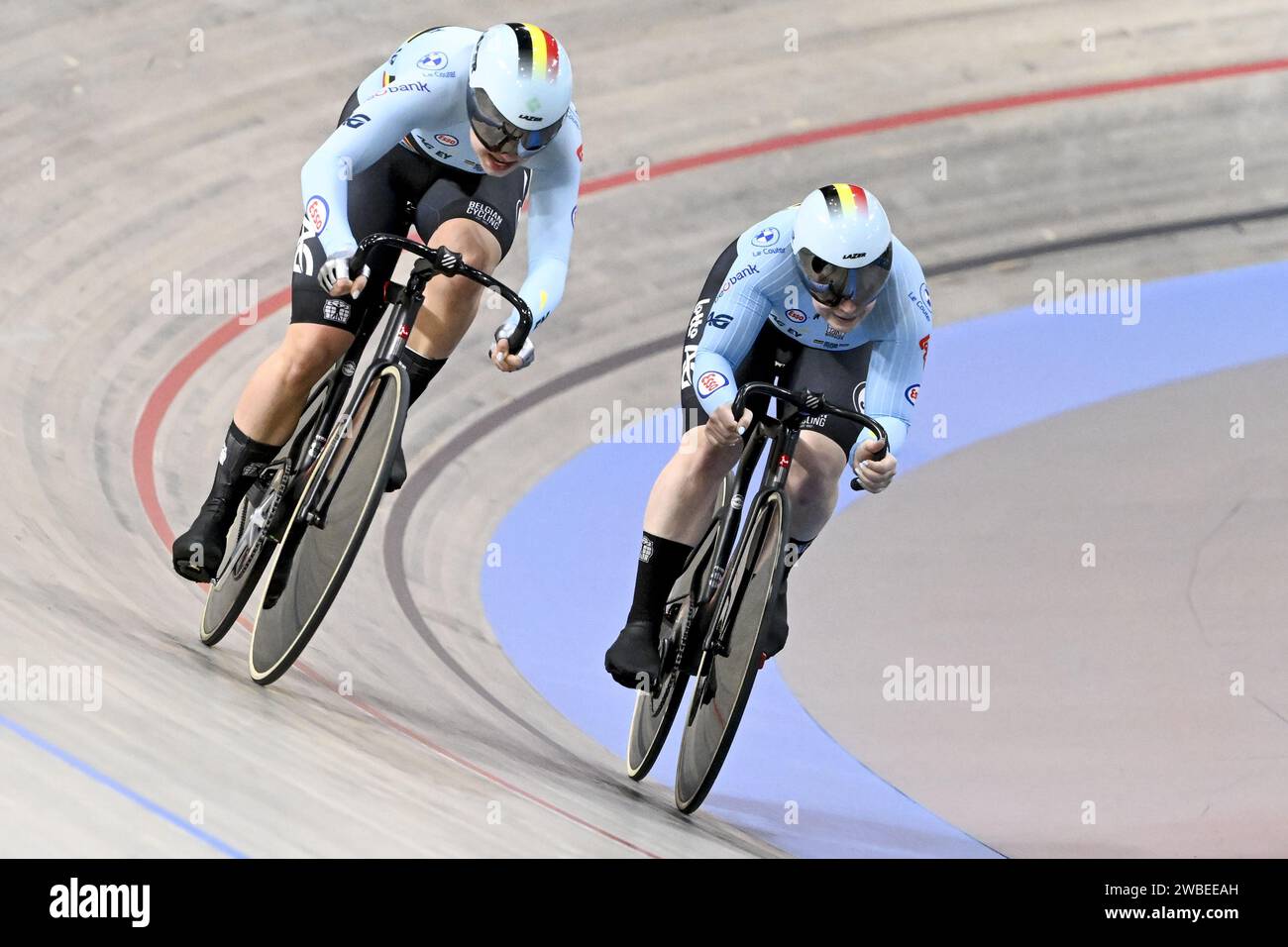 Apeldoorn, Paesi Bassi. 10 gennaio 2024. La belga Valerie Jenaer e il belga Nicky Degrendele sono stati fotografati in azione durante la qualificazione della gara femminile Team Sprint, ai Campionati europei UEC Track Elite 2024, ad Apeldoorn, Paesi Bassi, mercoledì 10 gennaio 2024. I Campionati europei si svolgono dal 10 al 14 gennaio. BELGA PHOTO DIRK WAEM Credit: Belga News Agency/Alamy Live News Foto Stock