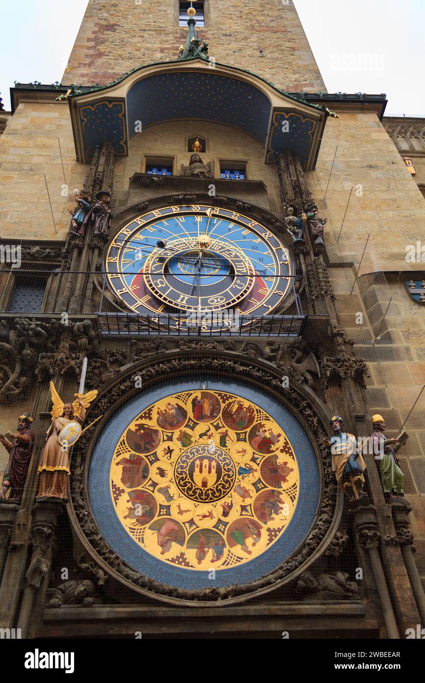 Orologio astronomico a Praga repubblica Ceca. Questo è un famoso orologio con un anello zodiacale e molto altro ancora Foto Stock
