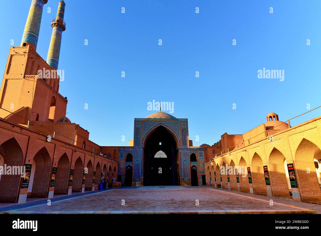 La Moschea Jāmeh di Yazd è la grande moschea congregazionale della città di Yazd, Iran. Ricostruito tra il 1324 e il 1365, uno degli edifici più importanti dell'Iran Foto Stock